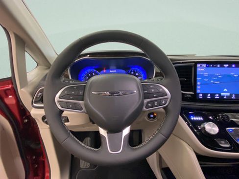 Used 2024 Chrysler Pacifica Limited FWD image 24