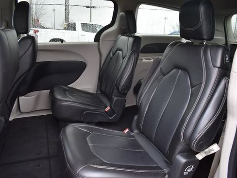 Used 2023 Chrysler Pacifica Touring-L FWD image 18