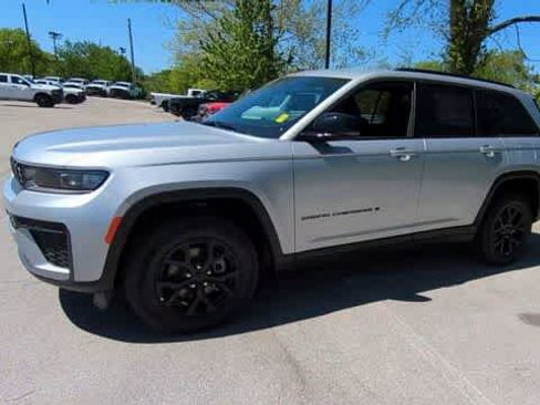 New 2026 Jeep Grand Cherokee Altitude AWD/4WD image 4