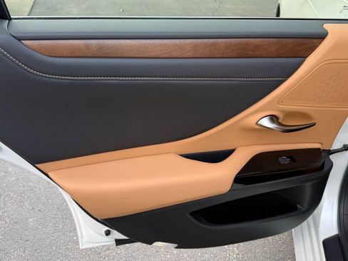 Used 2024 Lexus ES 350 w/ Premium Package image 32