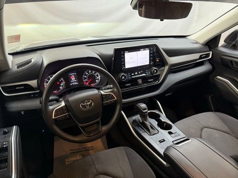 Used 2022 Toyota Highlander L FWD image 10