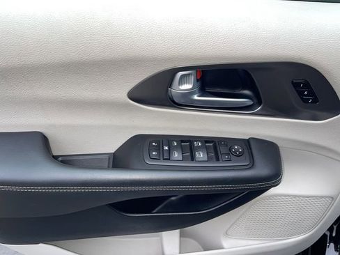 Used 2024 Chrysler Pacifica Touring-L FWD image 23