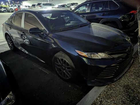 Used 2018 Toyota Camry LE FWD image 3