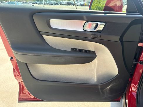 Used 2019 Volvo XC40 T4 Momentum FWD image 13