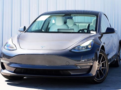 Used 2023 Tesla Model 3 Standard Range image 3