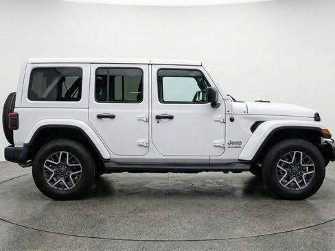 Used 2025 Jeep Wrangler Sahara image 11