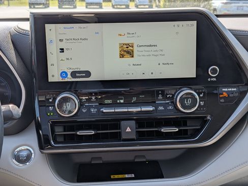 Used 2023 Toyota Highlander Limited image 15