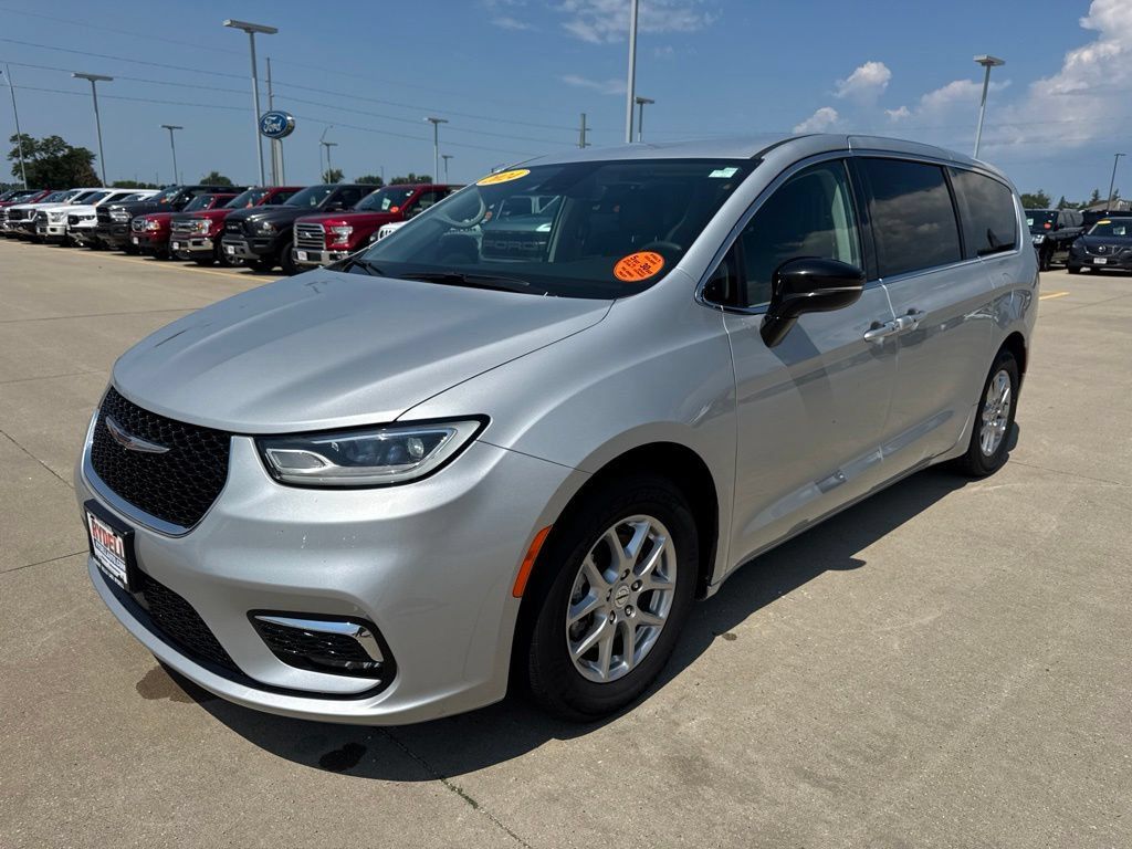 Certified 2024 Chrysler Pacifica Touring-L FWD image 26