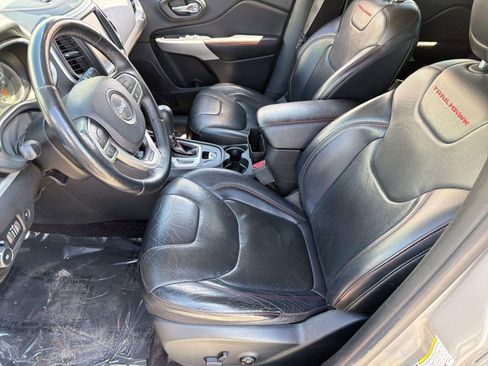 Used 2017 Jeep Cherokee Trailhawk AWD/4WD image 5