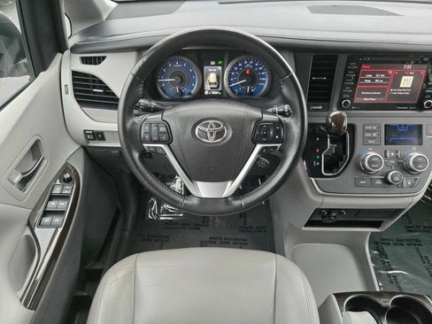 Certified 2020 Toyota Sienna XLE FWD image 11