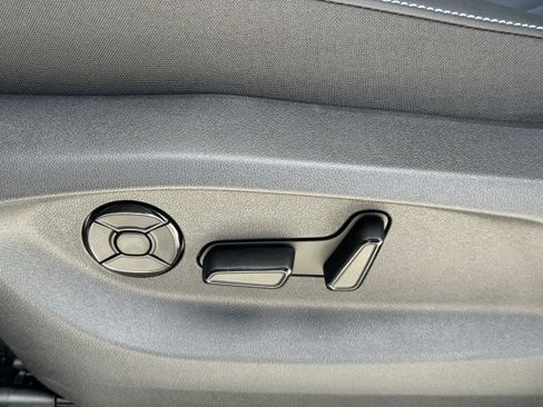 New 2025 Volkswagen Tiguan SE image 19