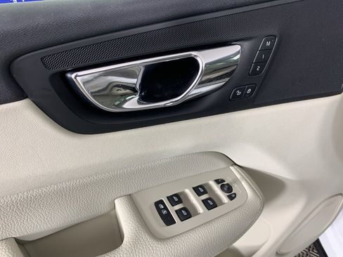 Used 2019 Volvo XC60 T5 Momentum w/ Premium Package image 14