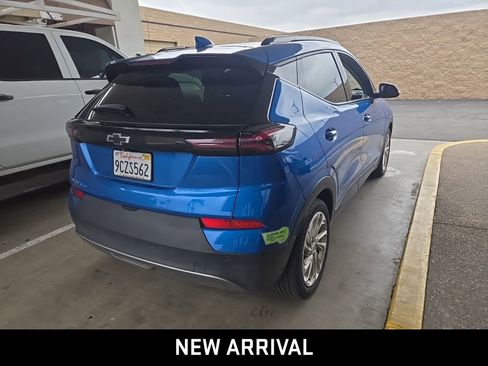 Used 2023 Chevrolet Bolt EUV LT w/ Comfort Package FWD image 4