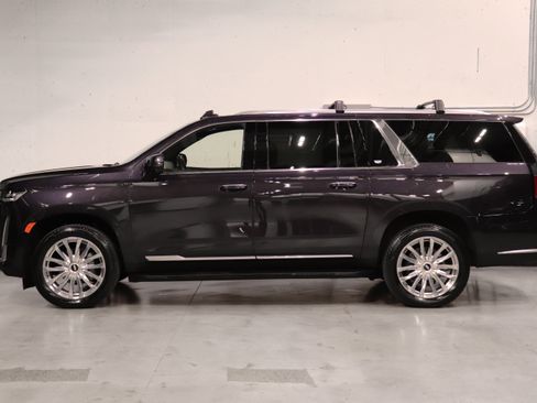 Used 2023 Cadillac Escalade ESV Premium Luxury AWD/4WD image 2