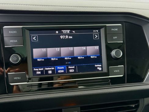 Used 2024 Volkswagen Jetta SE FWD image 17