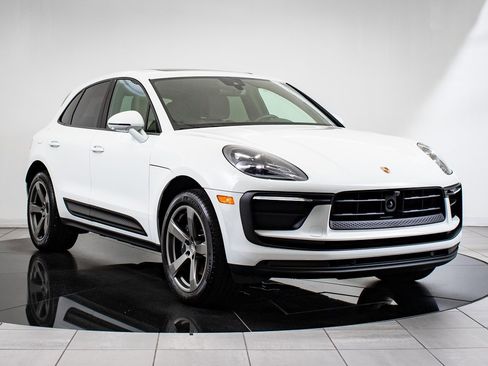 Certified 2024 Porsche Macan image 10