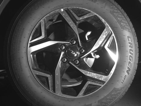 Used 2025 Kia Sportage LX image 14