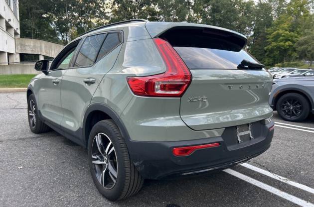 Used 2024 Volvo XC40 B5 Core AWD/4WD image 3