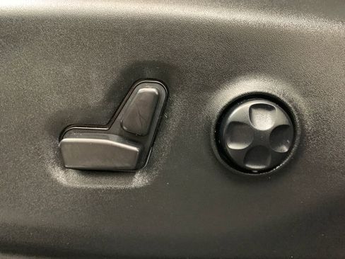 Used 2025 Chrysler Pacifica Limited image 4