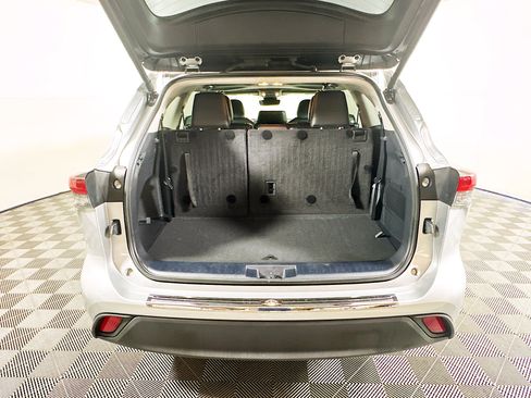 Used 2024 Toyota Highlander XLE FWD image 31