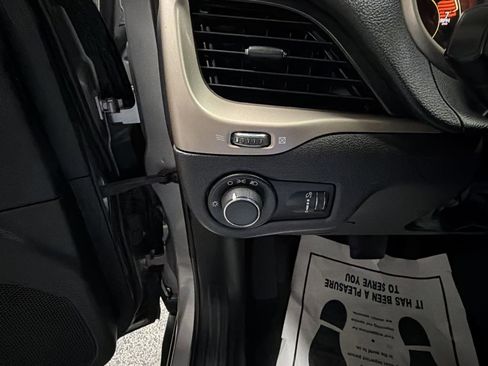 Used 2017 Jeep Cherokee Altitude image 14