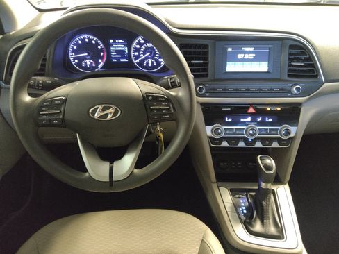 Used 2020 Hyundai Elantra SE FWD image 22