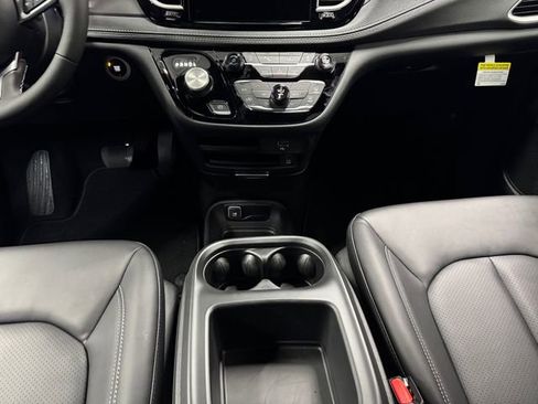 New 2026 Chrysler Pacifica Select image 13