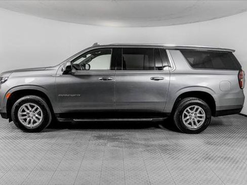 Used 2022 Chevrolet Suburban LT RWD image 3