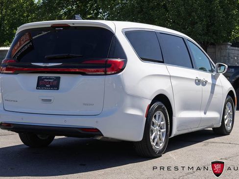 Used 2025 Chrysler Pacifica Select FWD image 16