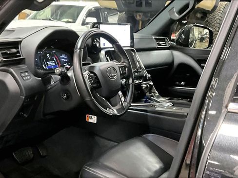 Used 2025 Lexus LX 600 4WD w/ Luxury Package image 17