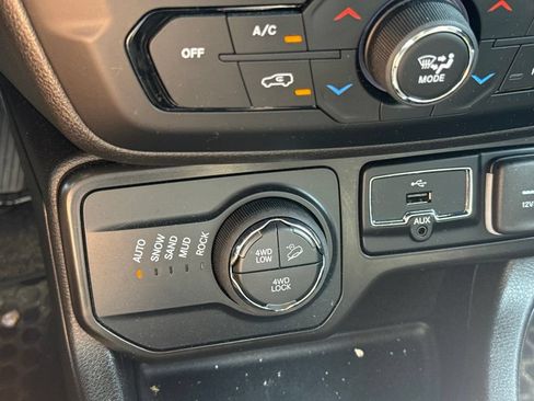 Used 2023 Jeep Renegade Trailhawk w/ Trailhawk Elite Group AWD/4WD image 17