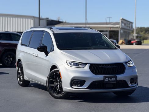 New 2026 Chrysler Pacifica Select image 3