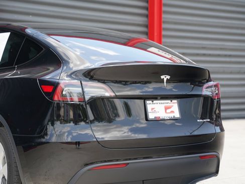 Used 2023 Tesla Model Y Long Range AWD/4WD image 12