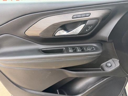 Used 2024 GMC Terrain SLT image 11