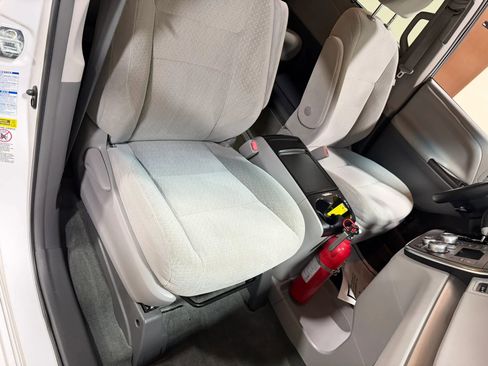Used 2015 Toyota Sienna LE AWD/4WD image 44