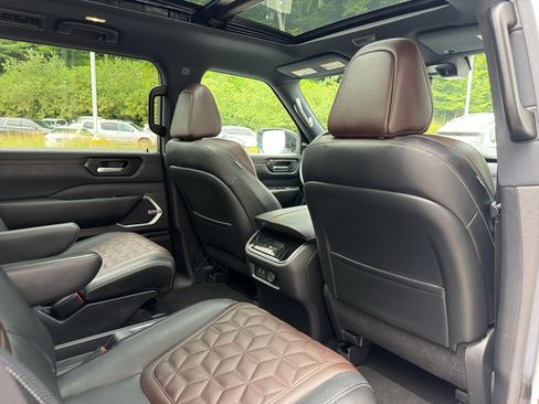 Certified 2025 Nissan Armada Platinum Reserve AWD/4WD image 17