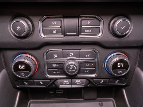 Used 2021 Chevrolet Suburban LT w/ Rear Media and Nav Package RWD image 21