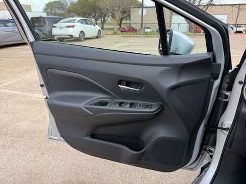 Used 2025 Nissan Versa SV image 18