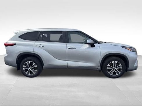 Used 2023 Toyota Highlander XLE AWD/4WD image 9
