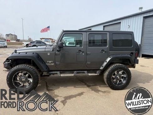 Used 2018 Jeep Wrangler Unlimited Sahara AWD/4WD image 4
