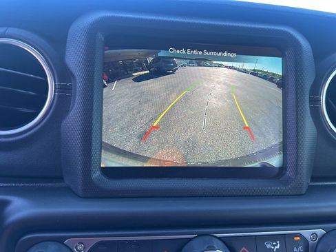 Used 2018 Jeep Wrangler Unlimited Sahara AWD/4WD image 21