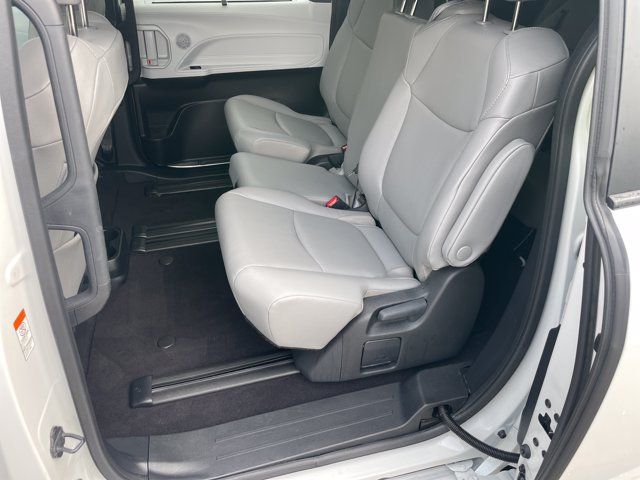 Used 2025 Toyota Sienna XLE FWD image 27