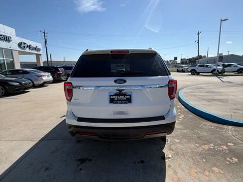 Used 2019 Ford Explorer XLT w/ Equipment Group 201A FWD image 4