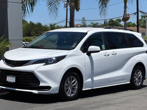 Certified 2026 Toyota Sienna LE FWD image 10
