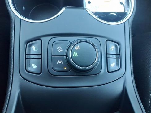 Used 2024 GMC Terrain SLE w/ Driver Convenience Package FWD image 19