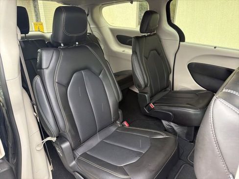 Used 2023 Chrysler Pacifica Touring-L AWD/4WD image 22
