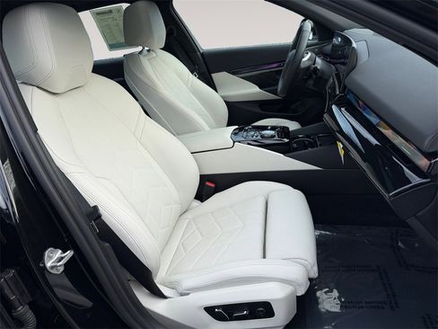 Certified 2025 BMW i5 xDrive40 w/ Premium Package image 15