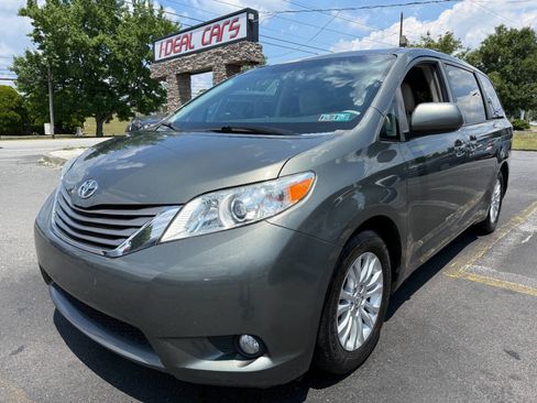Used 2012 Toyota Sienna XLE FWD image 7