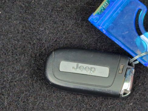 Used 2025 Jeep Compass Latitude AWD/4WD image 32