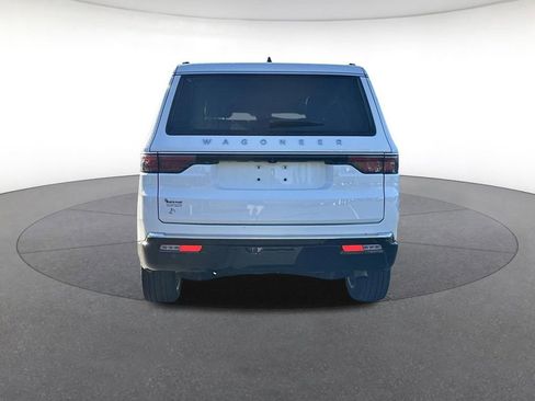 Certified 2025 Jeep Wagoneer Series III w/ Premium Group I AWD/4WD image 4